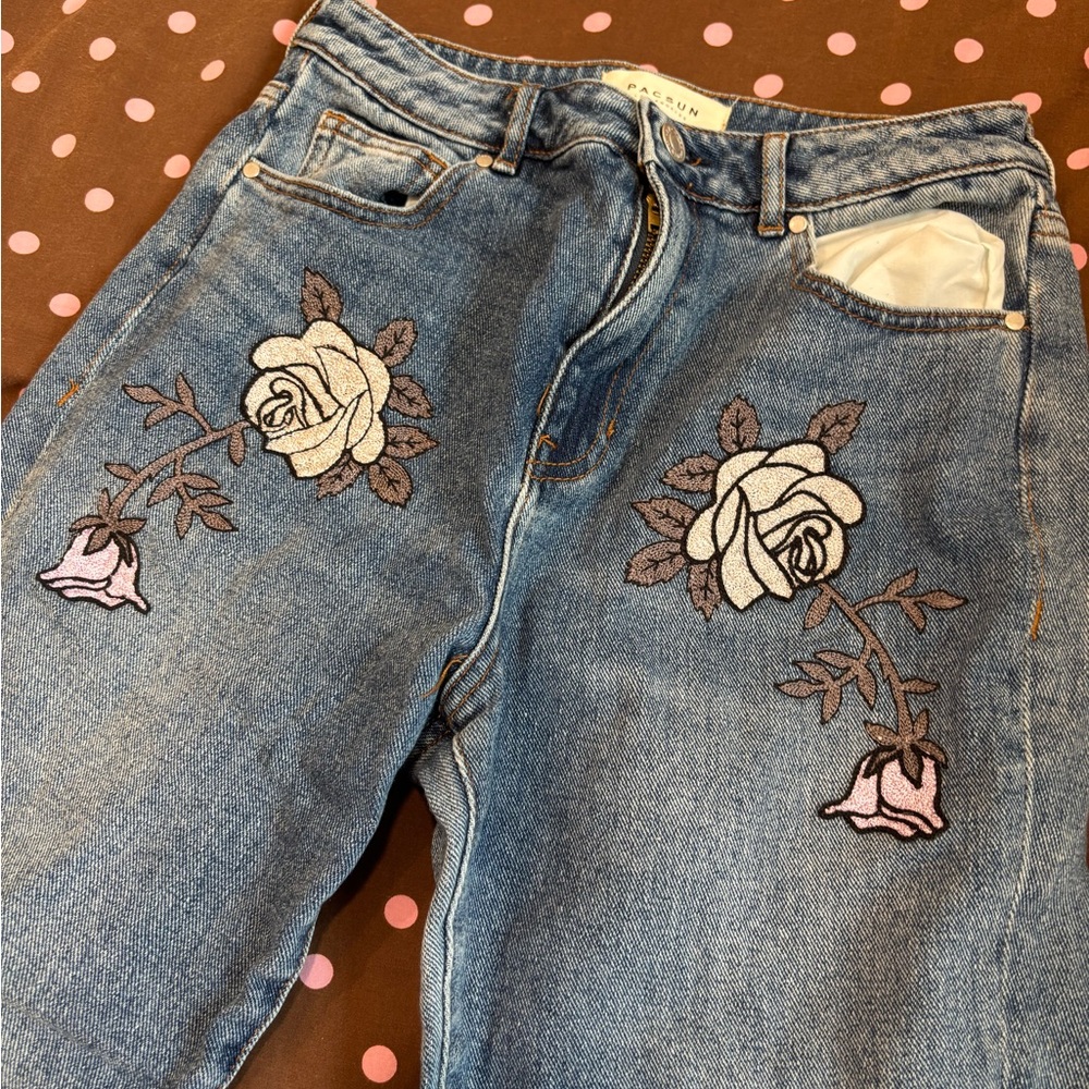 PacSun Embroidered Rose High-Rise Women’s mom Jeans - Picture 1 of 3